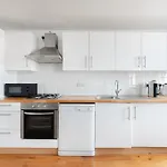 2 Bedrooms Flat In Hyde Park