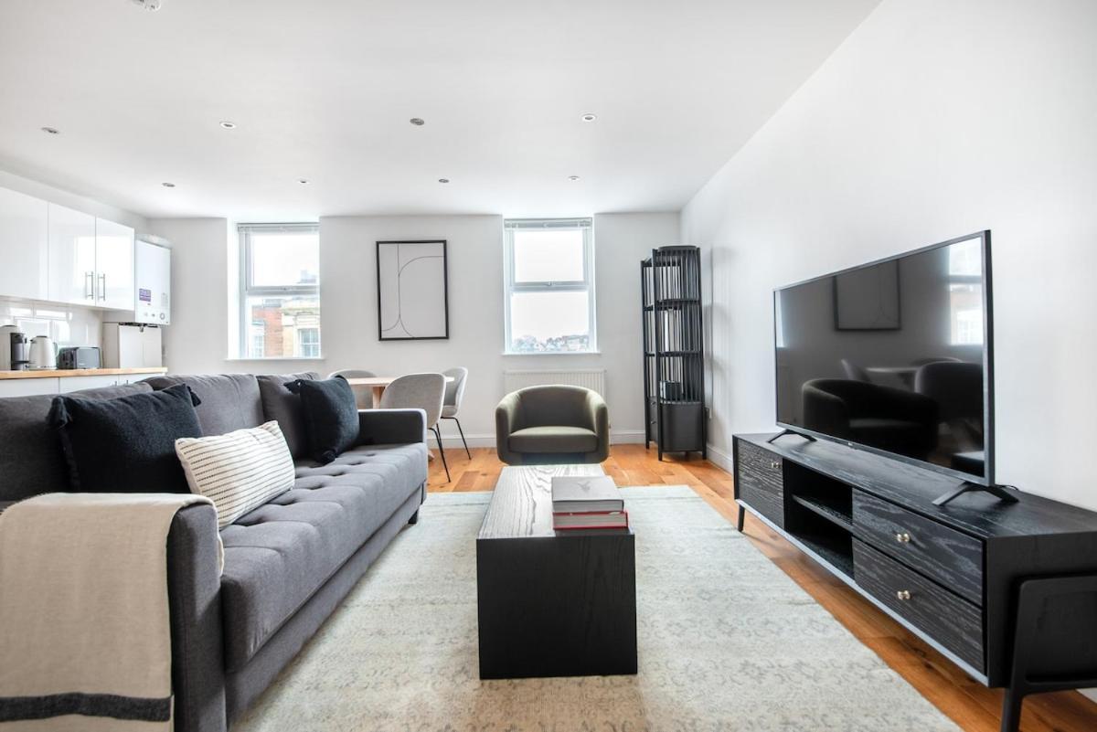 2 Bedrooms Flat In Hyde Park *