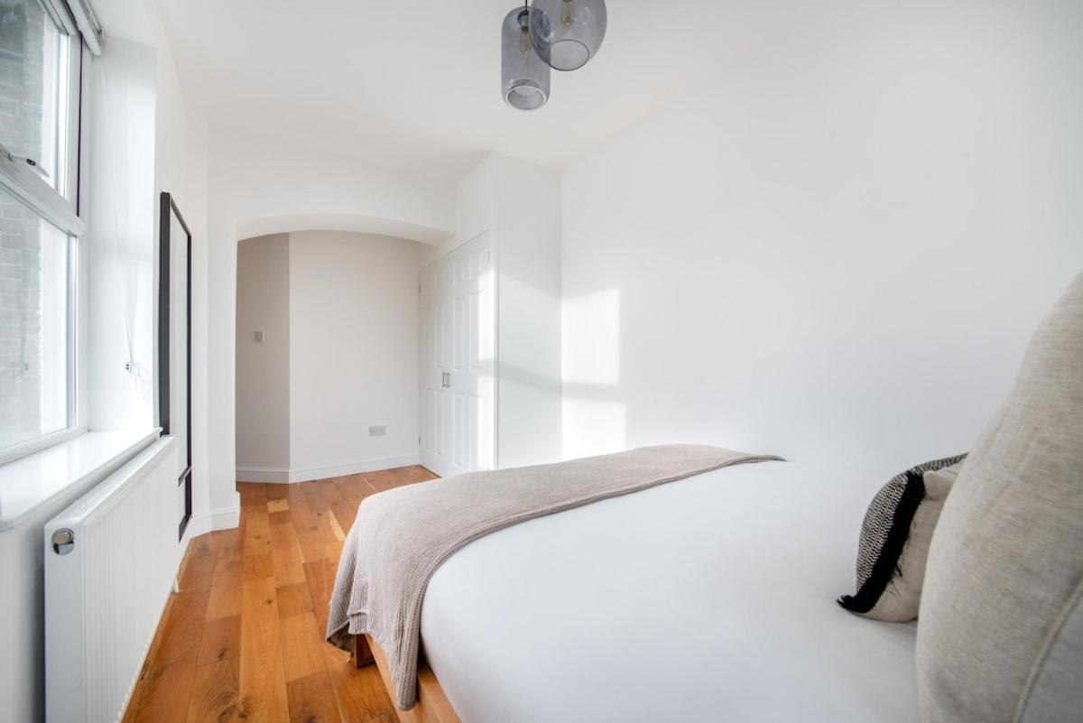 2 Bedrooms Flat In Hyde Park Apartment London