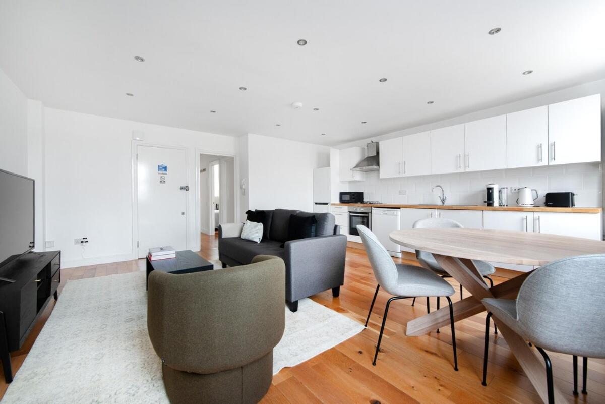 2 Bedrooms Flat In Hyde Park *