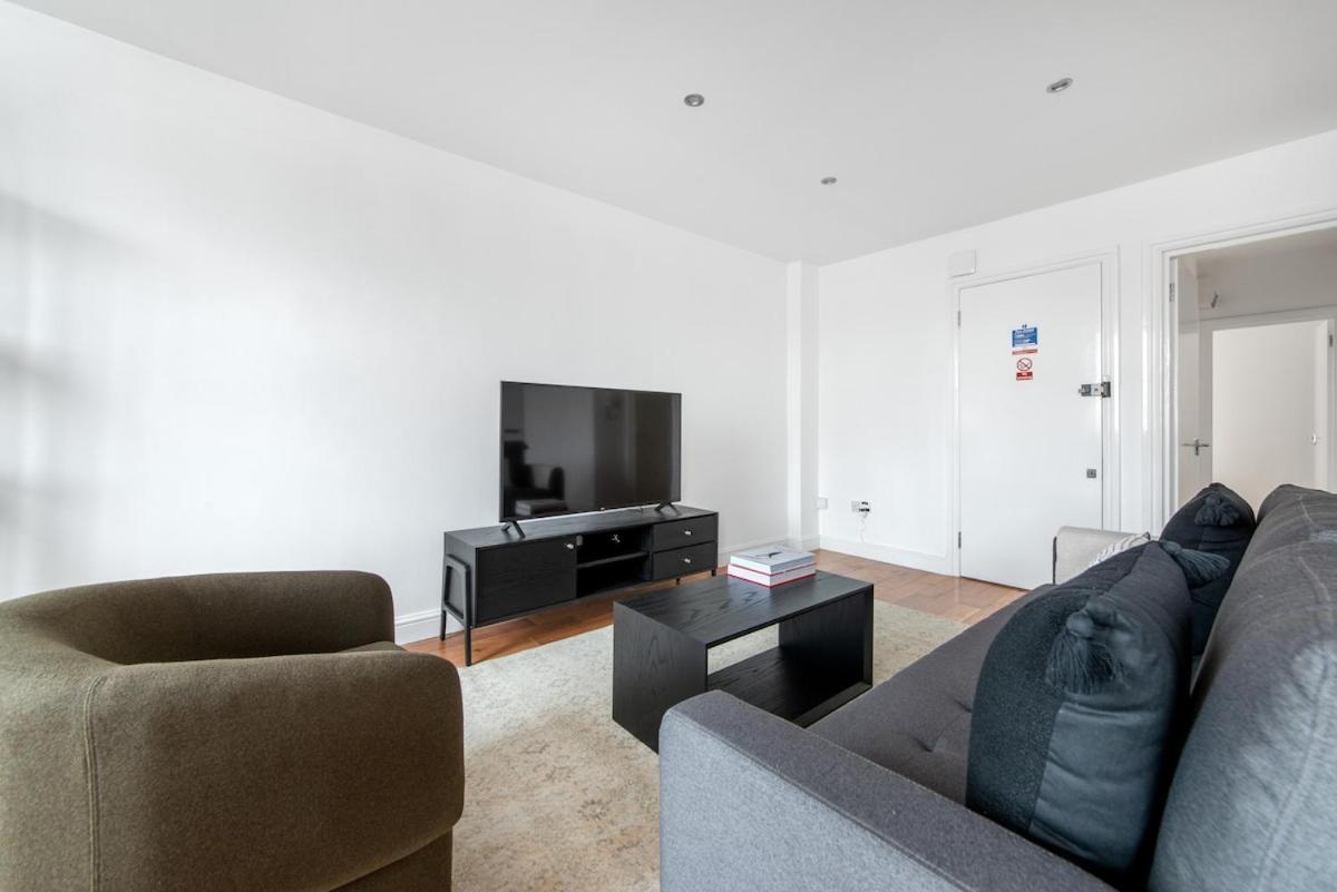 2 Bedrooms Flat In Hyde Park *