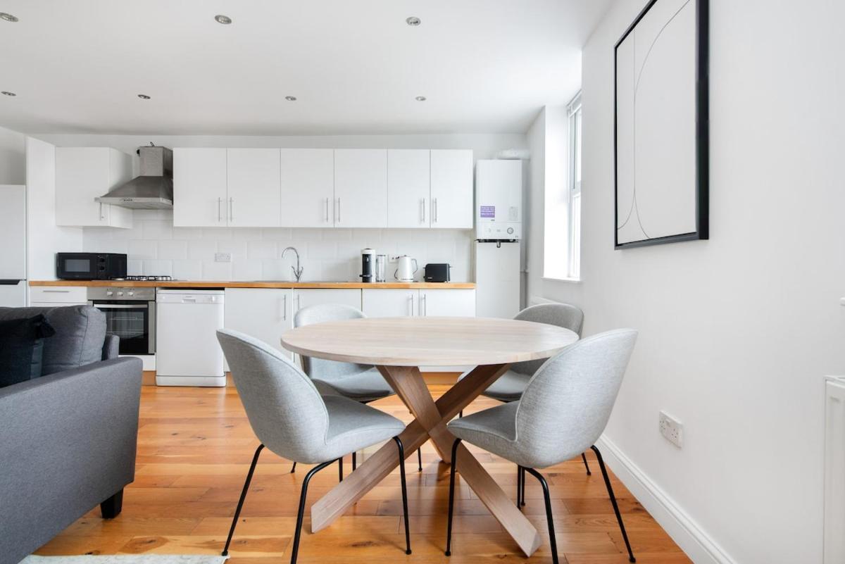 2 Bedrooms Flat In Hyde Park Apartment *